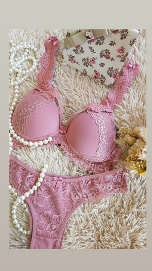 Conjunto bojo strappy em renda e gruipir